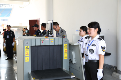 筑牢安全防線，守護精彩盛宴——華威保安圓滿完成第二屆魚臺龍蝦節開幕式演唱會安檢任務紀實